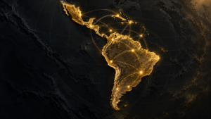 Mapa de América Latina y el Caribe en dorado sobre fondo oscuro, con nodos y conexiones que simbolizan la cooperación en inteligencia.